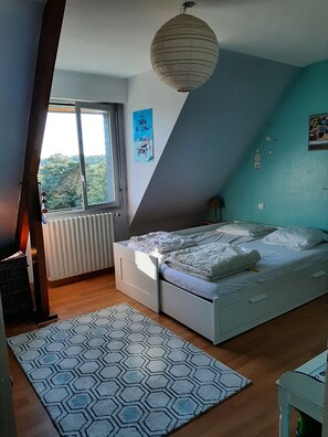 6 chambres, bureau, fer et planche à repasser, lit parapluie