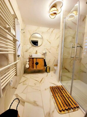 Serviettes fournies, savon, shampoing, papier toilette