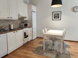 Basic Apartment, City View | Private kitchen