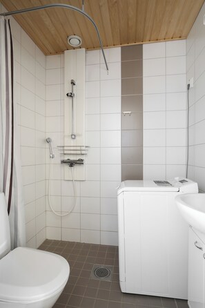 Basic Apartment, City View | Bathroom | Shower, hair dryer, towels - Kotimaailma Aparthotel Kamppi 1BR with balcony (Helsinki)