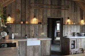 Fridge, oven, stovetop, dishwasher - Christmas Cabin - River View 10 mins from Bath (Saltford)