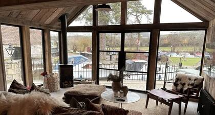 Christmas Cabin - River View 10 mins from Bath