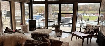 Christmas Cabin - River View 10 mins from Bath