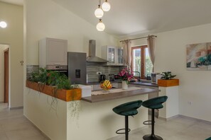 Kylskåp, mikrovågsugn, ugn och spishäll