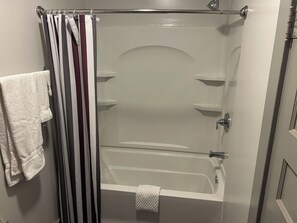 Serviettes fournies, papier toilette