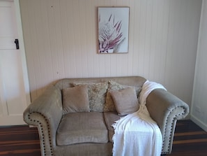 TV - High-set Queenslander in Kuttabul - sugarcane & mountain views (pets welcome), (Kuttabul)