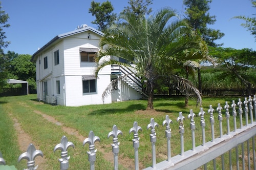 High-set Queenslander in Kuttabul - sugarcane & mountain views  (pets welcome),