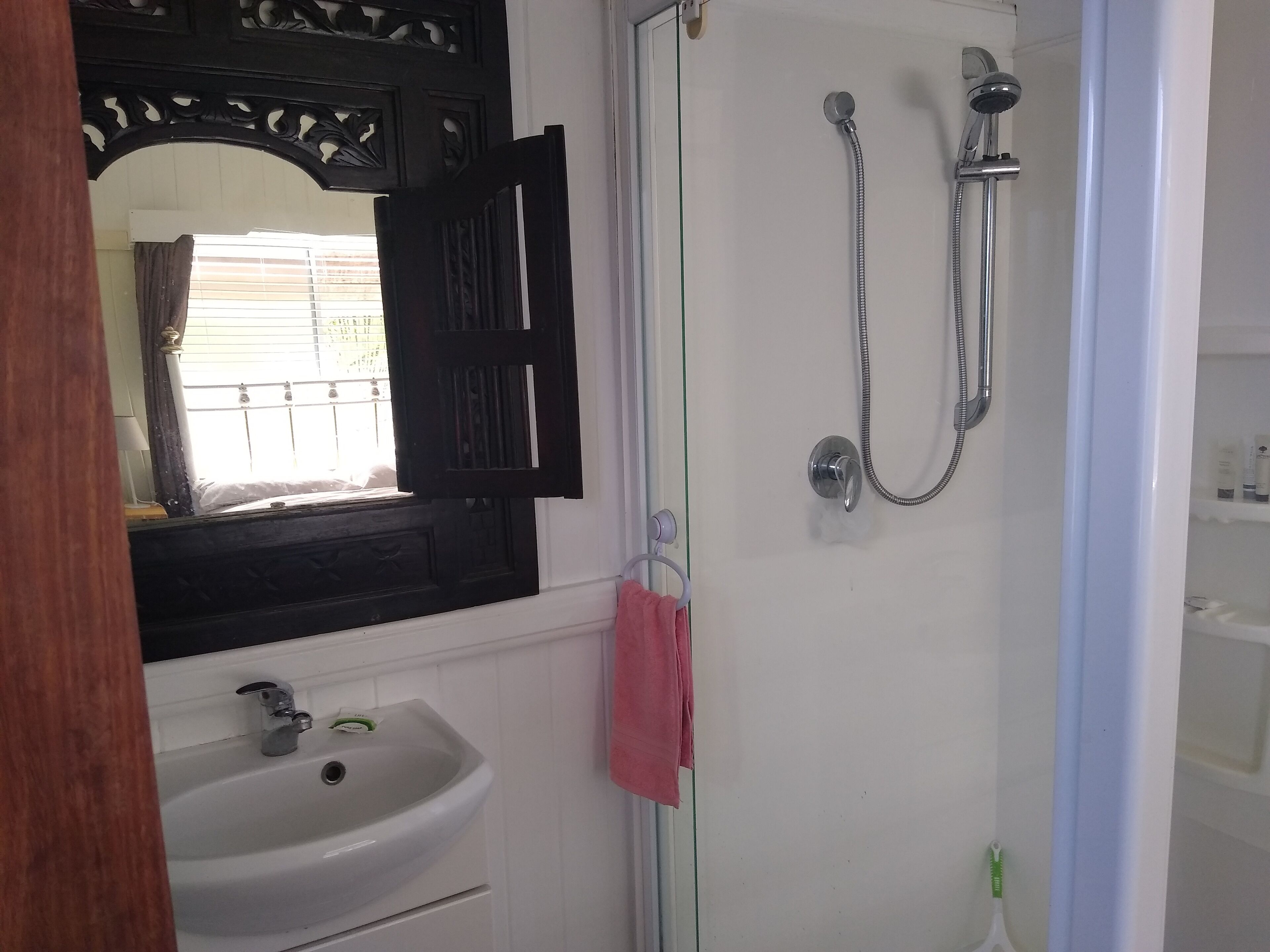 淋浴设施、毛巾、肥皂、卫生纸