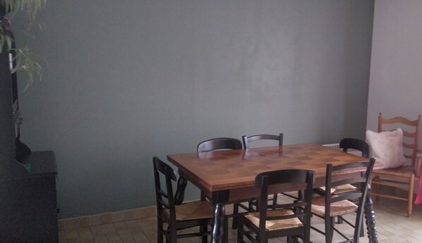 Un comedor con una mesa de madera y cuatro sillas.