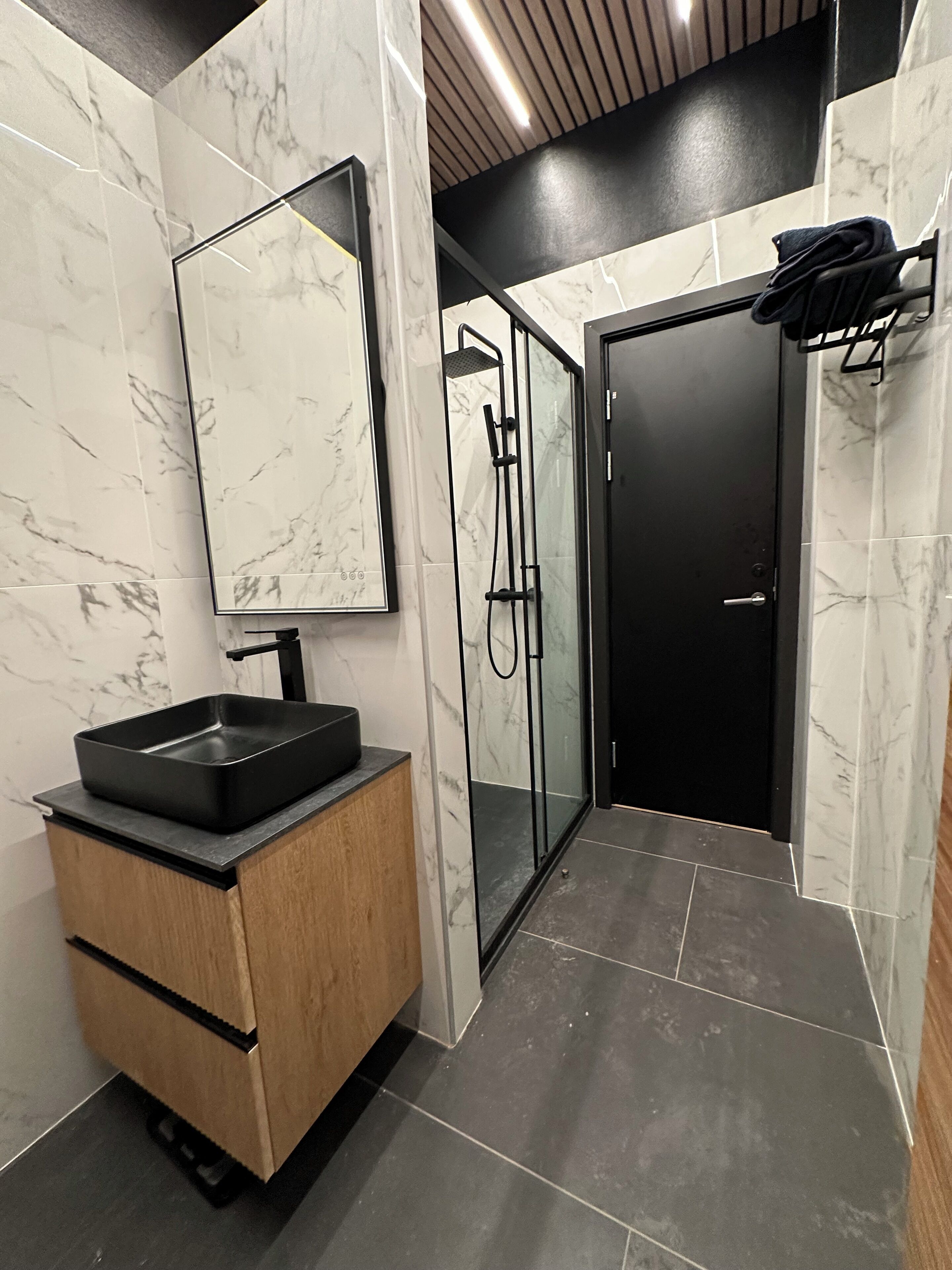 Douche, articles de toilette gratuits, sèche-cheveux
