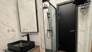 Douche, articles de toilette gratuits, sĂšche-cheveux