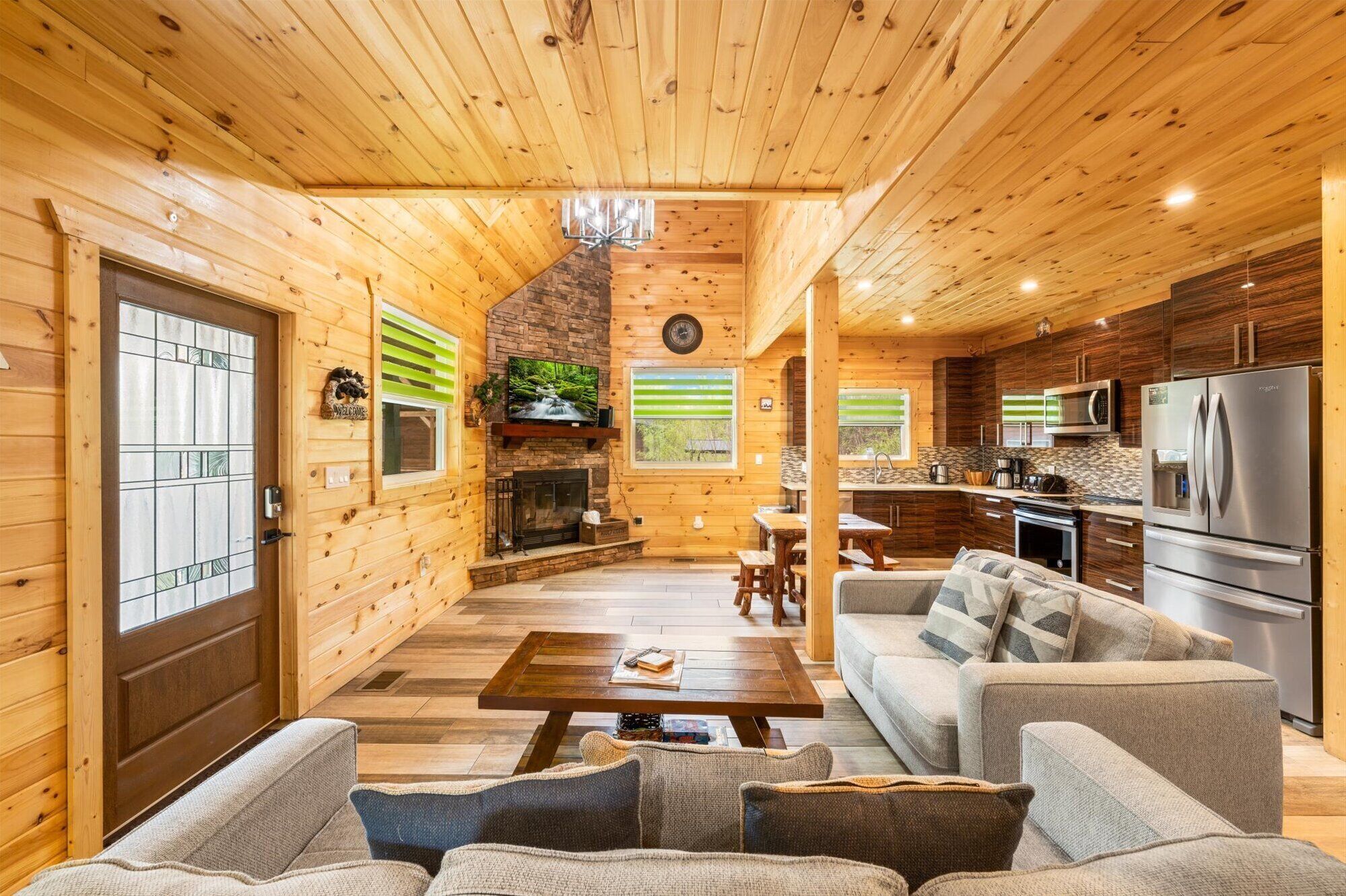 Teddy Bear Picnic: Contemporary 2BR Cabin