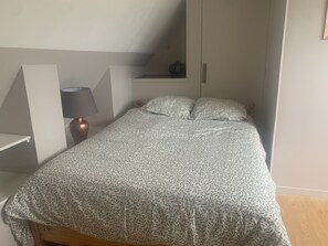 2 chambres, fer et planche à repasser, Wi-Fi gratuit, draps fournis