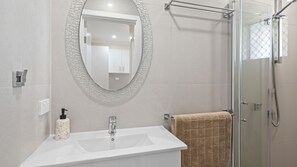 Shower, towels - Retro 1BR riverfront apartment with backyard, BBQ, and easy access to water activities (Evans Head)