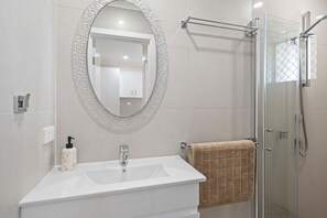 Shower, towels