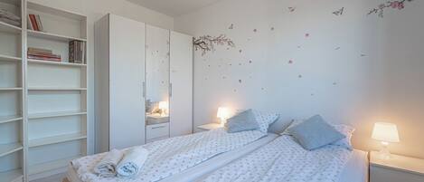 Departamento de luna de miel, varias habitaciones (Serene Retreat Apartment Martin) | 1 habitación, tabla de planchar con plancha, wifi gratis y ropa de cama