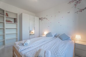 Honeymoon-Apartment, Mehrere Schlafzimmer, Bergseite (Serene Retreat Apartment Martin)