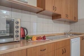 Frigorifero, forno, piano cottura, lavastoviglie