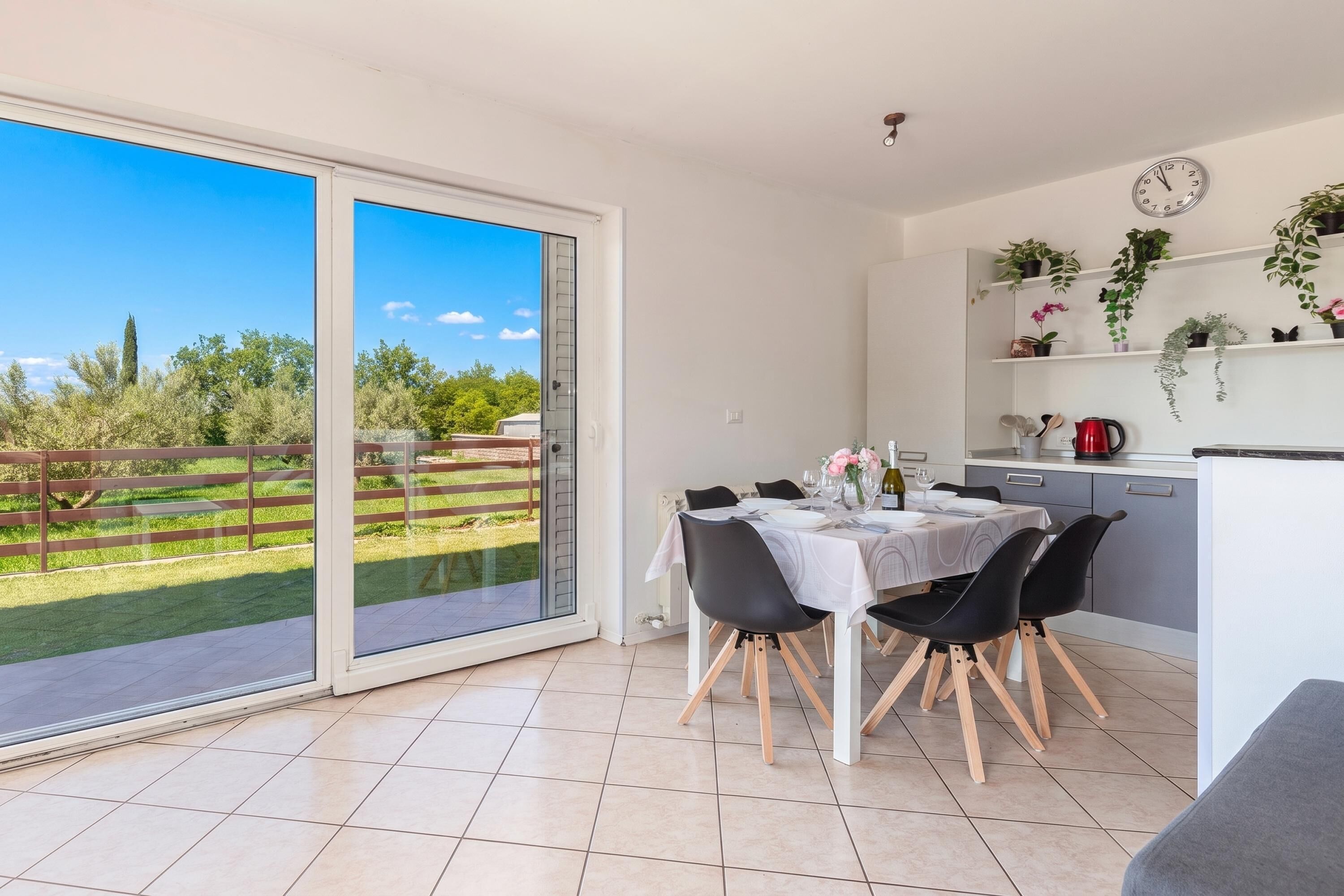 Family Apartment, 2 Bedrooms, 2 Bathrooms, Mountainside (Serene Retreat Apartment St. Anton) | Dining