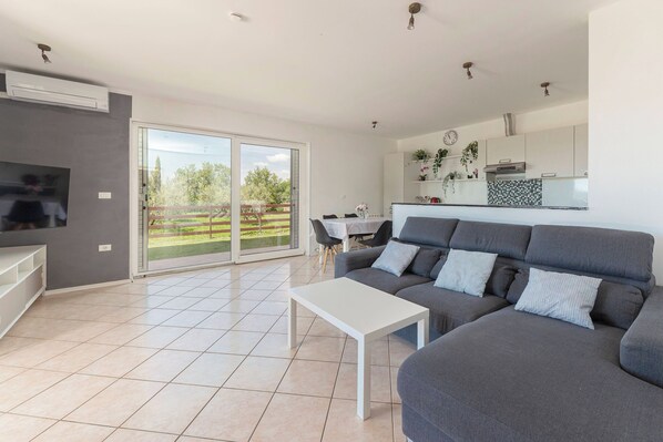 Familieleilighet, flere soverom, 2 bad, ved fjell (Serene Retreat Apartment St. Anton) | Oppholdsområde | En 21-tommers Flatskjerm-TV med digitale kanaler samt TV