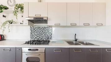 Häämatkahuoneisto, useita makuuhuoneita, vuorten lähellä (Serene Retreat Apartment Martin) | Yksityinen keittiö | Jääkaappi, uuni, liesi, astianpesukone