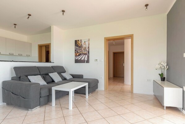 Häämatkahuoneisto, useita makuuhuoneita, vuorten lähellä (Serene Retreat Apartment Martin) | Oleskelualue | 21–tuumainen taulutelevisio, jossa digitaalikanavat