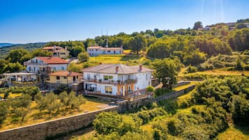 Lejlighed til brudepar - flere soveværelser - ved bjerg (Serene Retreat Apartment Martin) | Udendørsområde