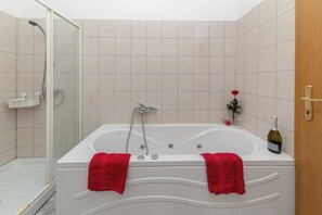허니문 아파트, 침실 여러 개, 산비탈 (Serene Retreat Apartment Martin) | 욕실 | 별도의 욕조 및 샤워 시설, 비데, 타월, 비누