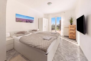 Apartamento de luna de miel, 1 habitación, terraza (Serene Retreat Apartment Martin) | 1 dormitorio y wifi