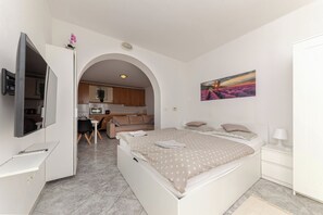 Apartamento de luna de miel, 1 habitación, junto a la montaña (Serene Retreat Apartment Martin) | 1 dormitorio, tabla de planchar con plancha, wifi gratis y ropa de cama