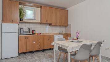 Familieleilighet, flere soverom, 2 bad, ved fjell (Serene Retreat Apartment St. Anton) | Spiseområde