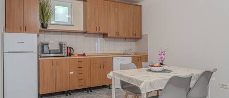 Familienapartment, Mehrere Schlafzimmer, 2 Bäder, Bergseite (Serene Retreat Apartment St. Anton) | Speisen