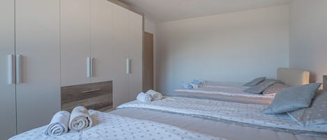 Appartamento luna di miele, camere multiple, lato montagna (Serene Retreat Apartment Martin) | 1 camera, ferro/asse da stiro, Wi-Fi gratuito, lenzuola