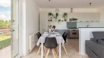 Häämatkahuoneisto, useita makuuhuoneita, vuorten lähellä (Serene Retreat Apartment Martin) | Oleskelualue | 21–tuumainen taulutelevisio, jossa digitaalikanavat