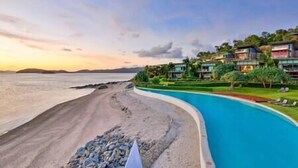 Resort com piscina, acesso à praia e vários edifícios.
