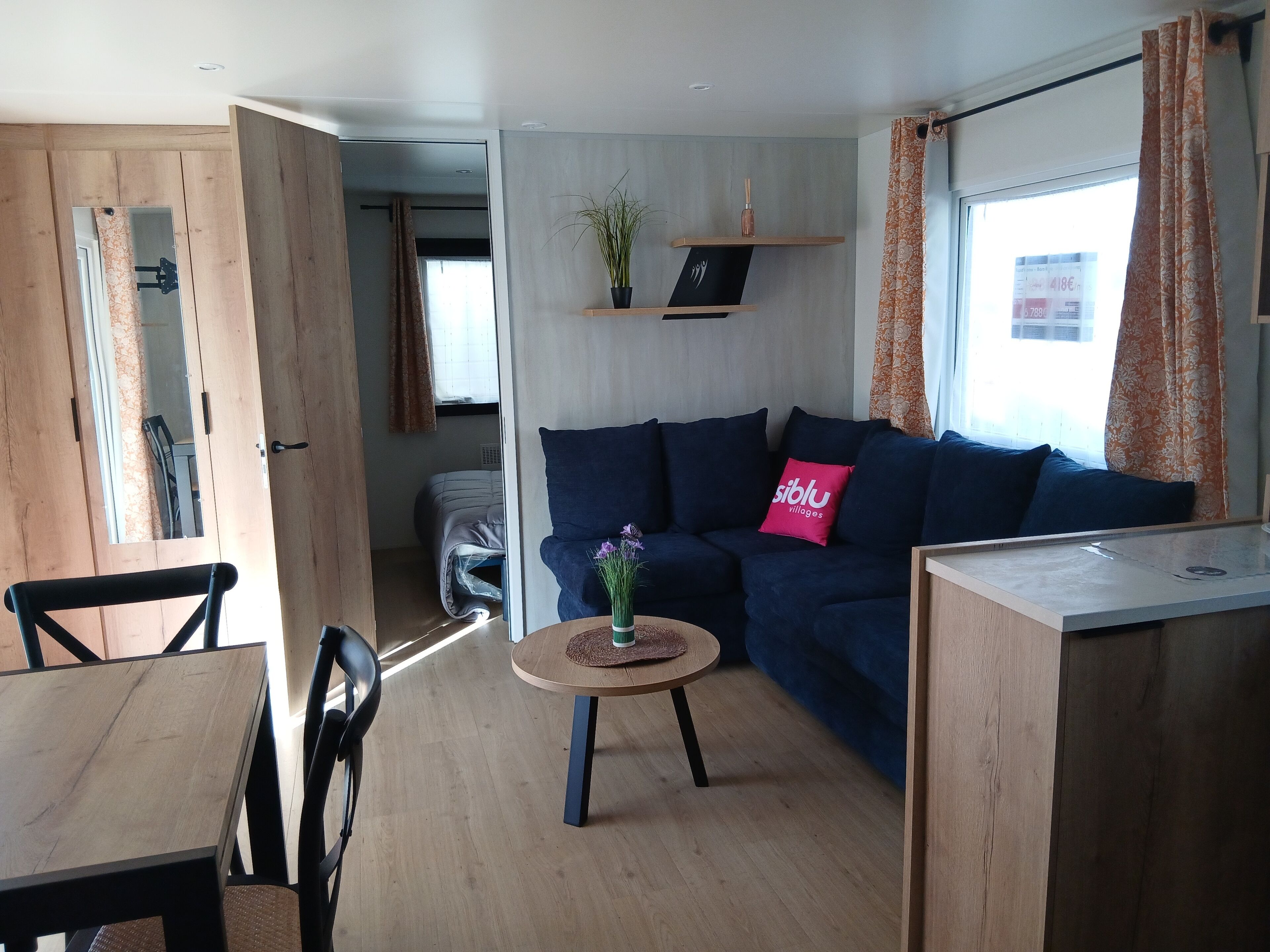 Fernseher, Tischtennisplatte, Bücher