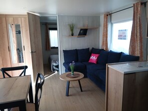 TV, ping pong, books - Location Mobile Home de 40m2, 2 Chambres Entre mer et Forêt à Piriac-sur-mer (Piriac-sur-Mer)