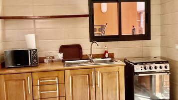 Kylskåp, mikrovågsugn, ugn och spishäll