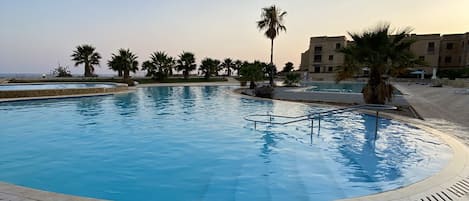 حمام سباحة