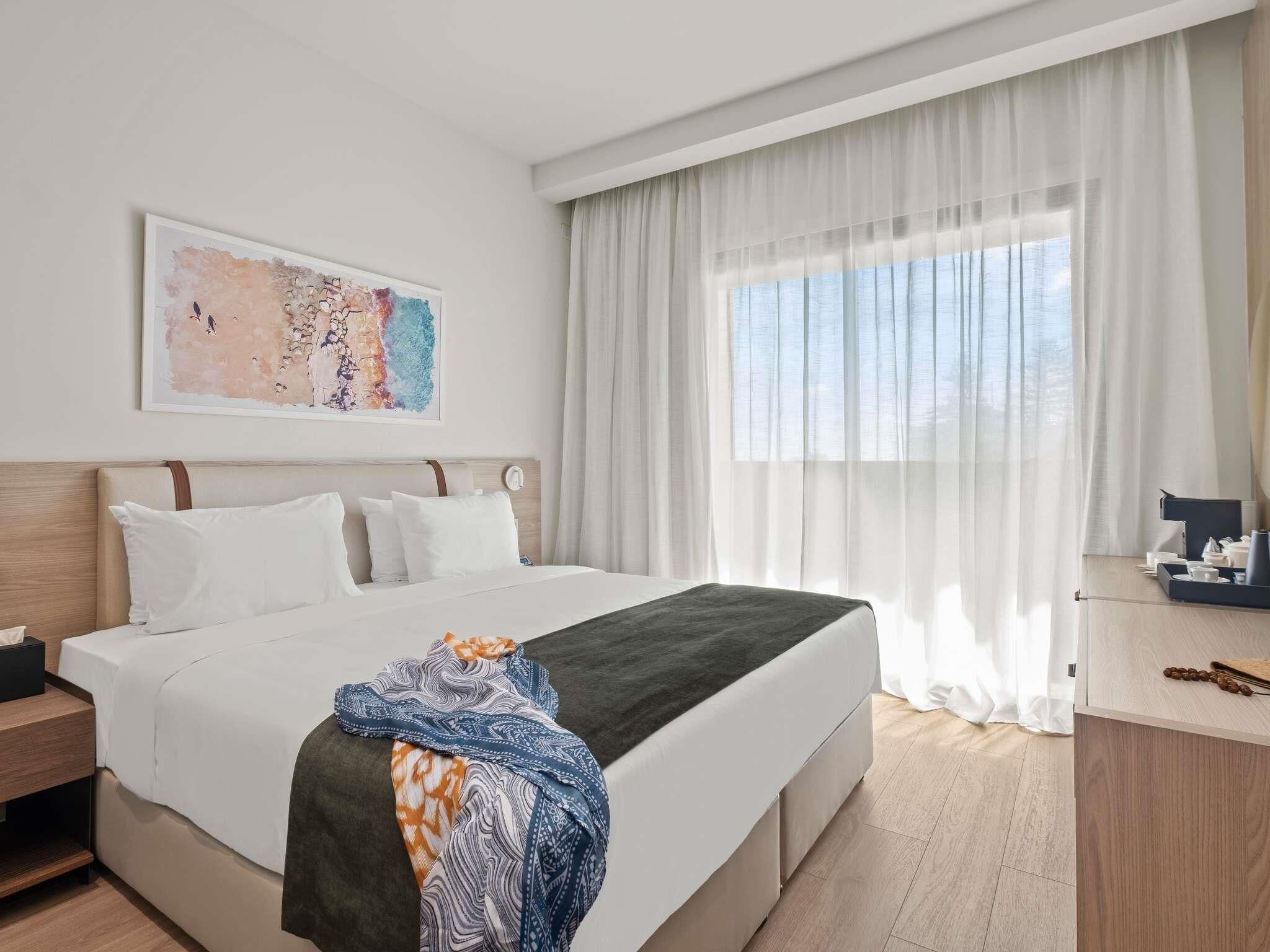 Habitación clásica, 1 cama matrimonial, balcón | Ropa de cama de alta calidad, camas con pillow-top y minibar 
