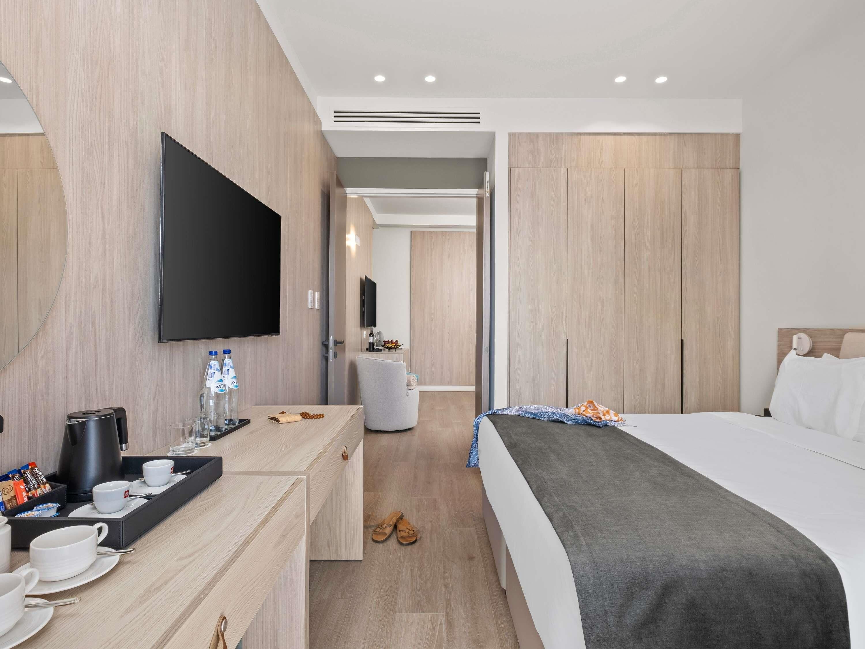 Ropa de cama de alta calidad, colchones con pillow-top y minibar 