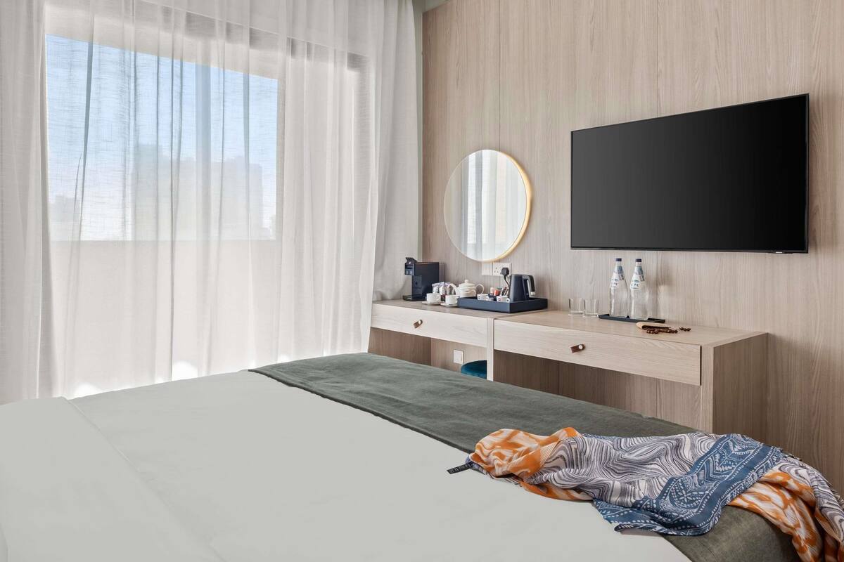 Seprai premium, bantalan ekstra lembut, minibar, dan brankas