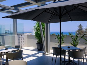 Seasonal outdoor pool - Mercure Larnaca Finikoudes Beach (Larnaca)