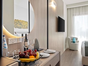 Premium bedding, pillowtop beds, minibar, in-room safe - Mercure Larnaca Finikoudes Beach (Larnaca)