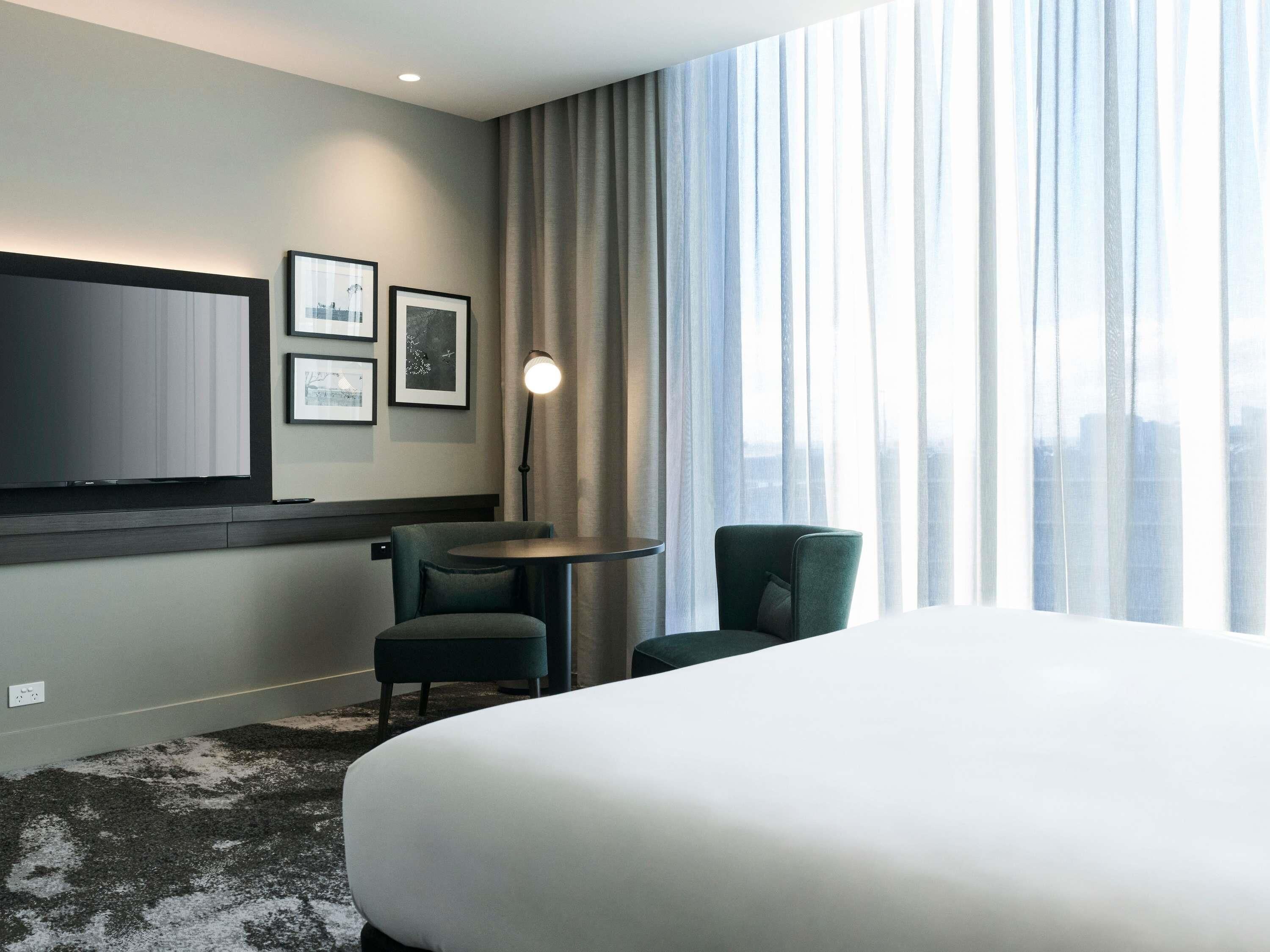 Superior Room, 1 Queen Bed, Accessible | Minibar, in-room safe, desk, laptop workspace