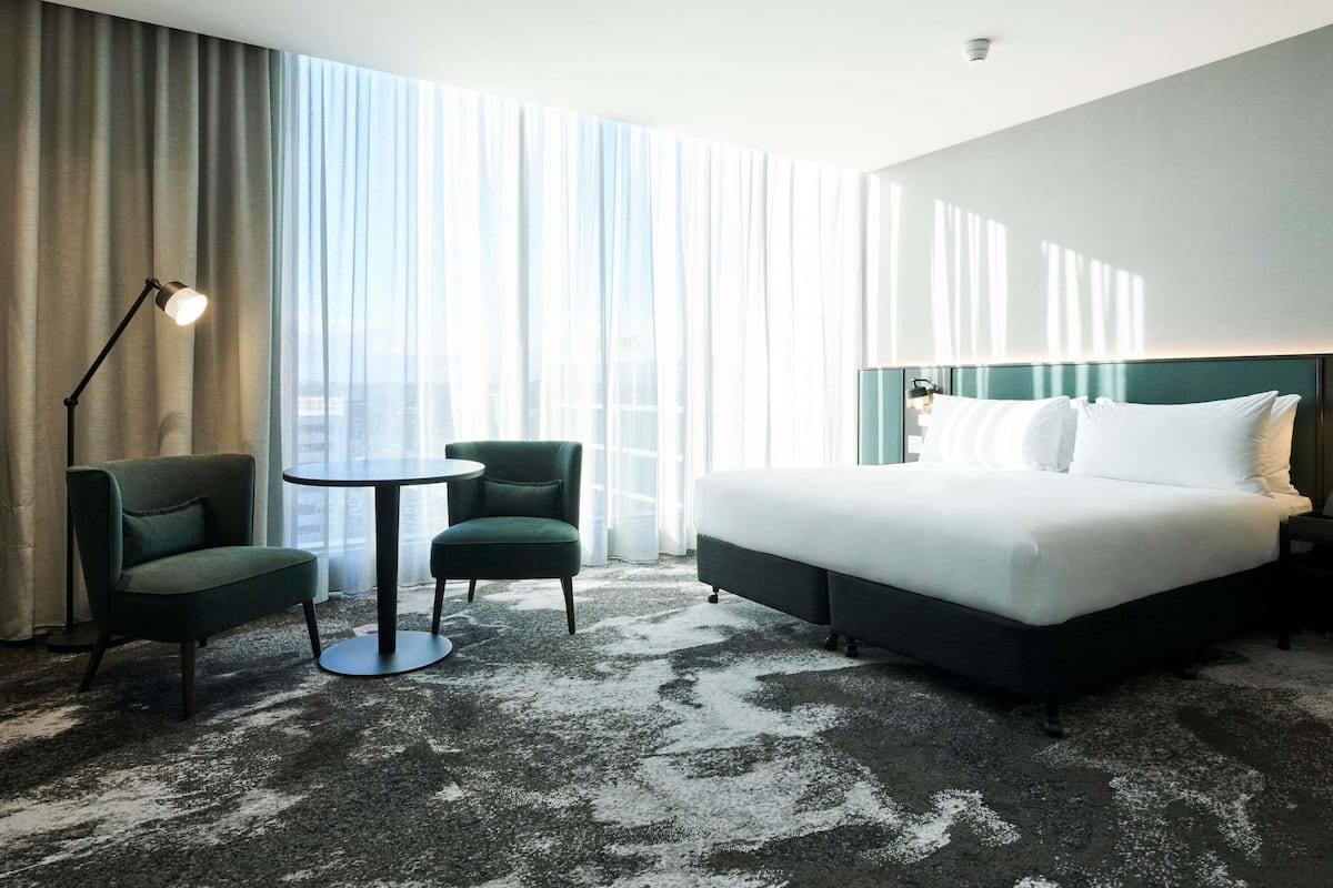 Superior Room, 1 Queen Bed, Accessible | 1 bedroom, minibar, in-room safe, desk