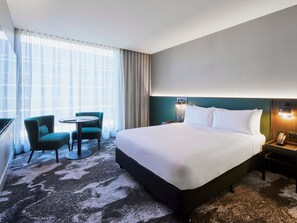 Minibar, in-room safe, desk, laptop workspace - Novotel Melbourne Airport (Melbourne Airport)