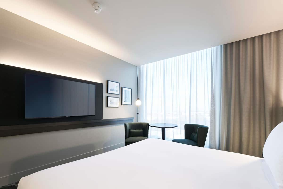 Deluxe Room, 1 King Bed | 1 bedroom, minibar, in-room safe, desk