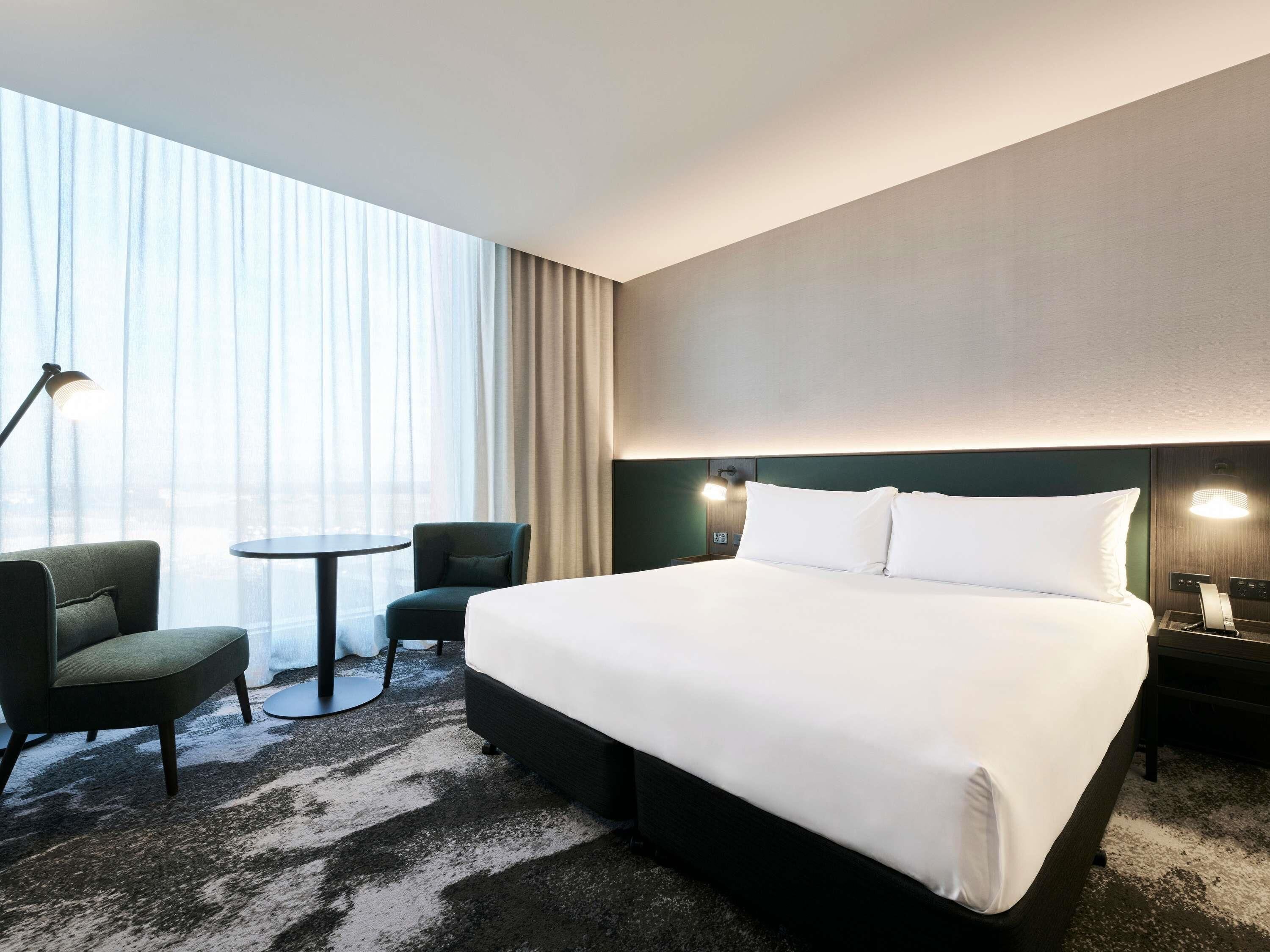 Deluxe Runway View Room with 1 King bed | Minibar, safe på rommet, skrivebord og skrivebord for bærbar PC