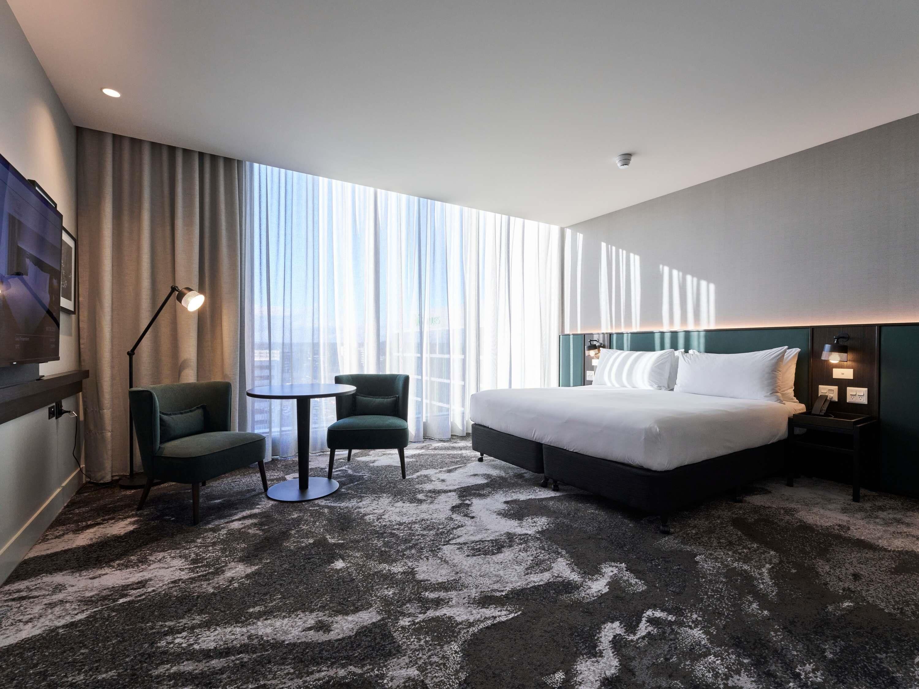 ห้องซูพีเรีย, เตียงควีนไซส์ 1 เตียง, พร้อมสิ่งอำนวยความสะดวกสำหรับผู้พิการ | มินิบาร์, ตู้นิรภัยในห้องพัก, โต๊ะทำงาน, พื้นที่ทำงานแบบใช้แล็ปท็อป